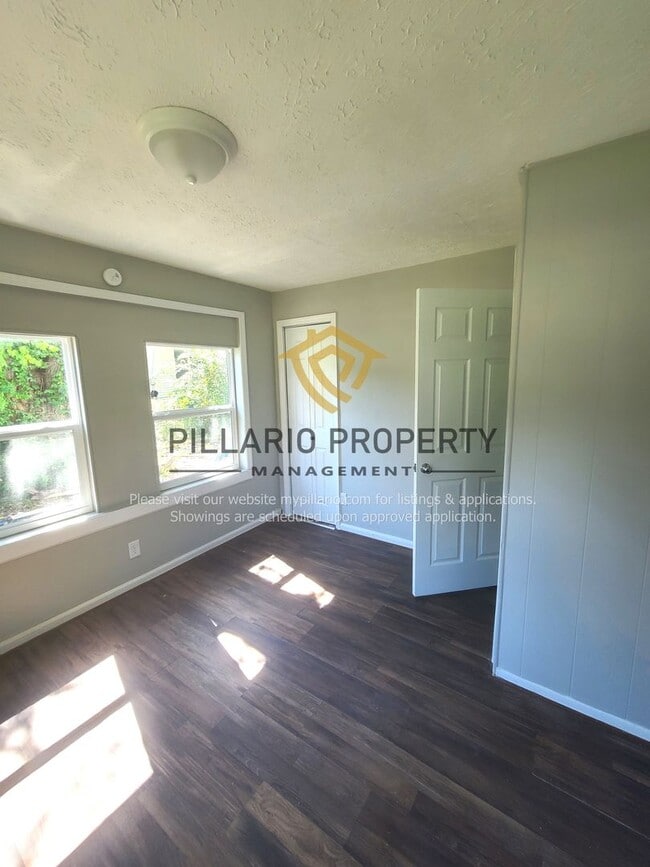 Building Photo - Updated 2 Bedroom 1 Bathroom near Forest M...