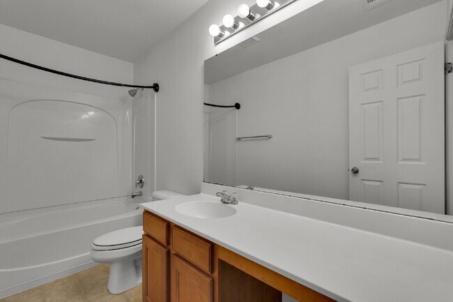 Building Photo - 3 Bedroom 2.5 bath home with 2 car garage located in Shadow Moss