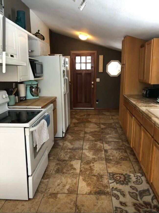 Kitchen - 15075 Sidney Rd SW