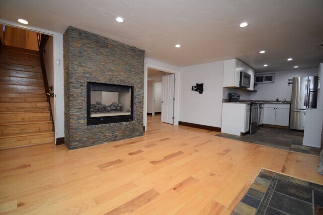 Building Photo - Bright & Updated 3 Bed Near Sugarhouse!!