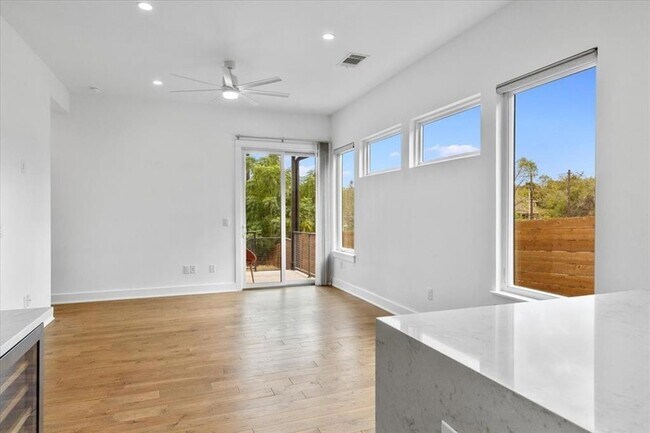 Building Photo - 4020 Valley View Rd