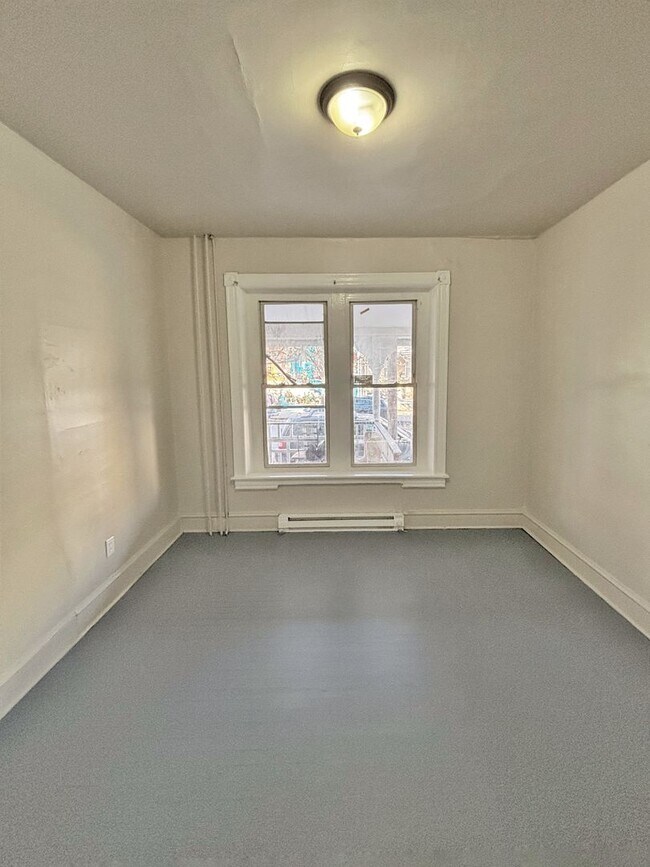 Building Photo - 422 W Allen St