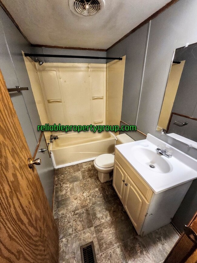 Building Photo - New Listing in Fort Wayne