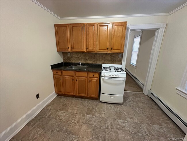 Building Photo - 18 W Maple Ave