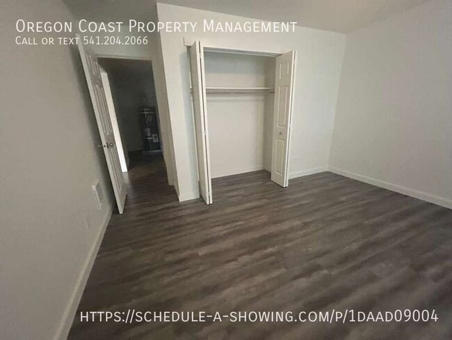 Building Photo - 170 SW Strawberry Ln