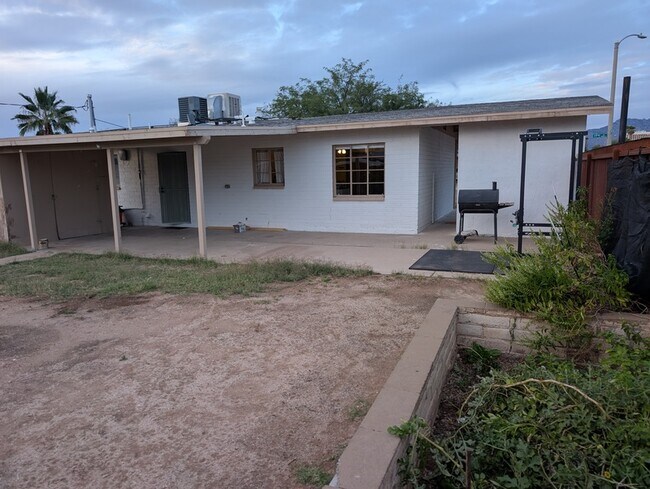 Building Photo - 5034 E 17th St