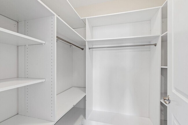 Building Photo - Beautifully Maintained 4BR/3.5BA End-Unit Townhome in Twin Lakes