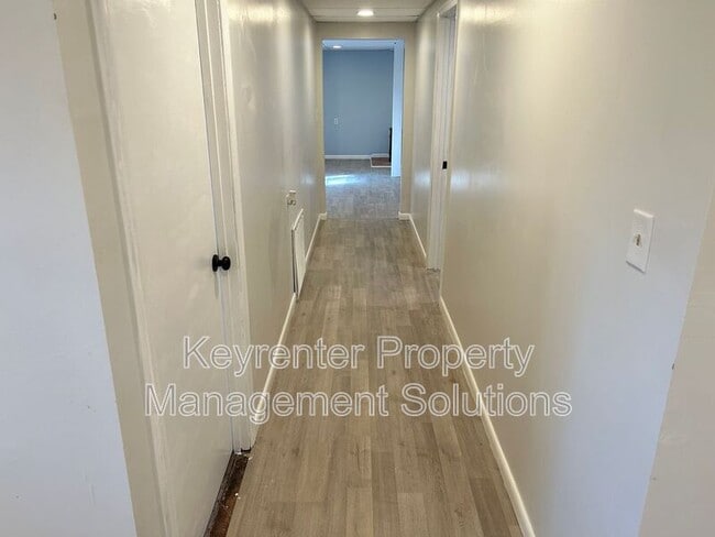 Building Photo - 17 White Oak Dr