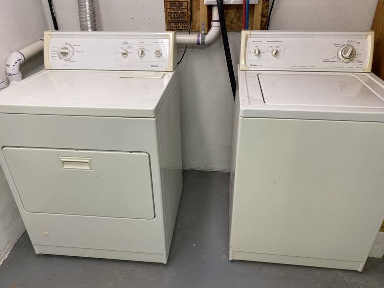 Washer dryer available to use - 305 NW Linden St