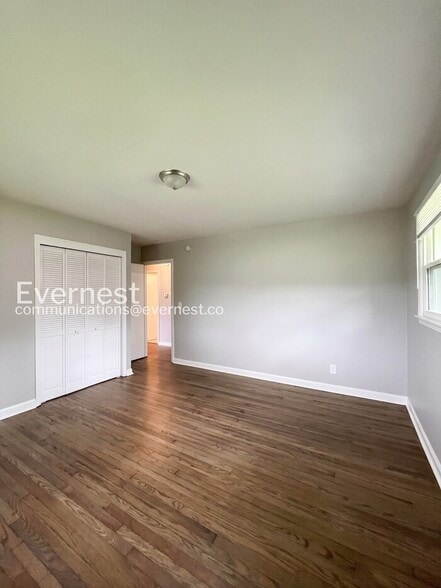 Building Photo - 405 Cedarvalley Dr