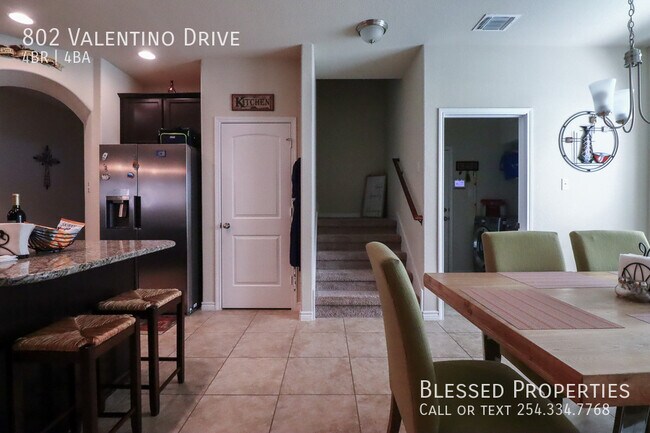 Building Photo - 802 Valentino Dr