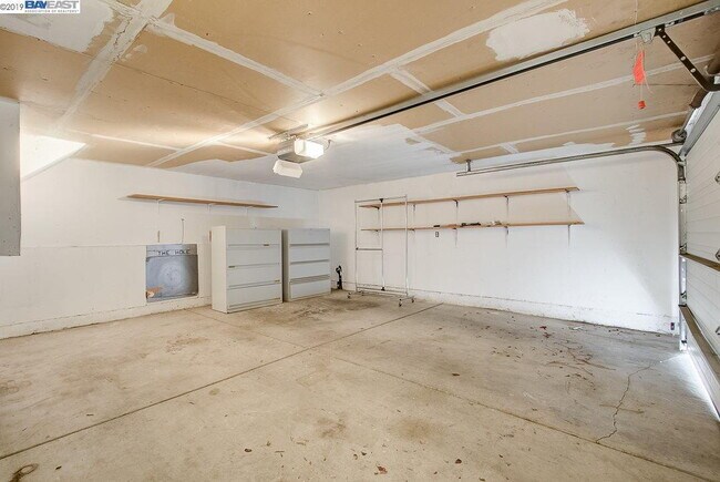 Building Photo - Bright 3 Bedroom Townhome in Newark