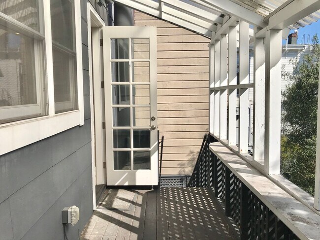 Building Photo - Handsome, Recently Renovated, 3BR/2BA Pac ...