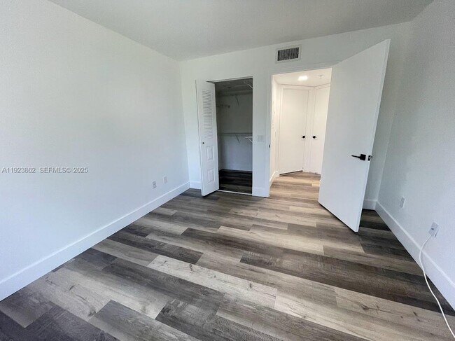 Building Photo - 440 S Park Rd