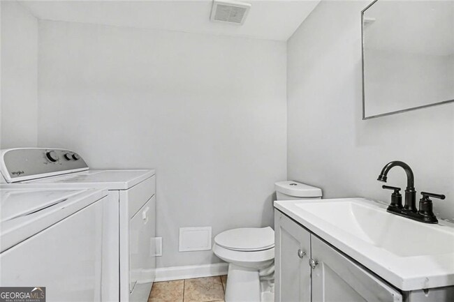 Building Photo - 2952 N Dekalb Dr