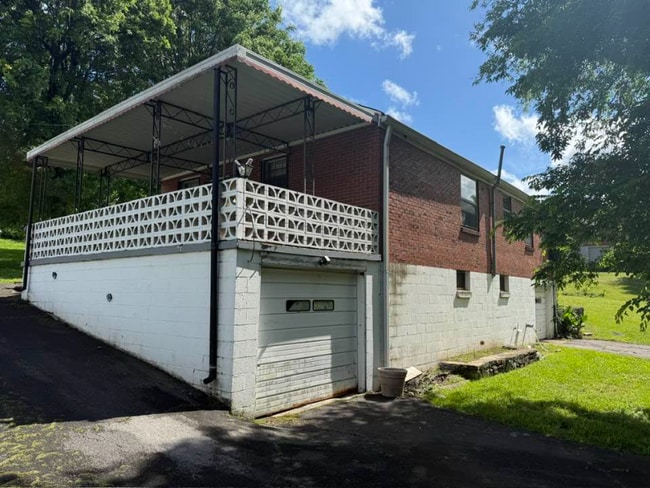 Building Photo - 620 Vinson Dr