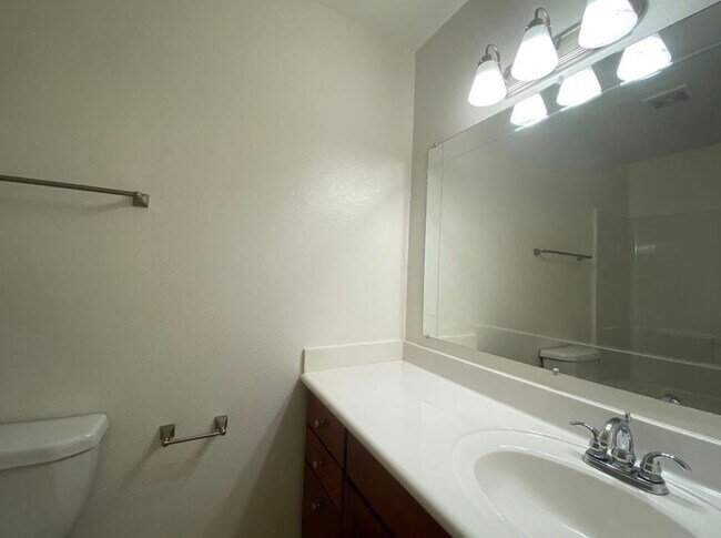 Building Photo - 2 Bedroom, 2 Bathroom Condo for Rent Near Downtown Prescott!