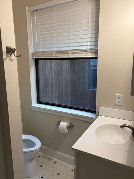 Building Photo - 905 N Orange St