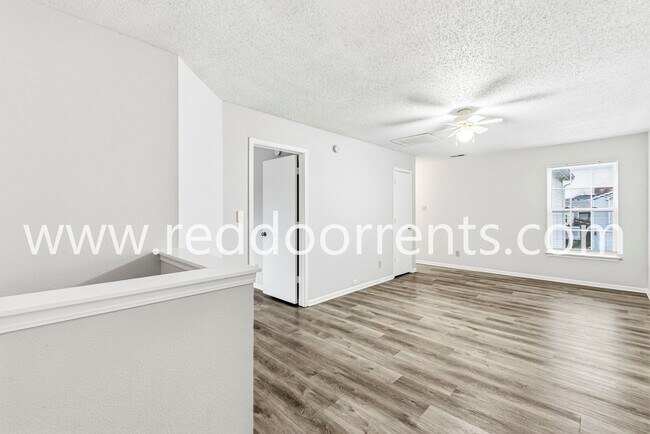 Building Photo - Modern Living in Greenfield