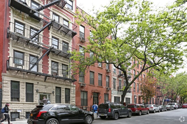 Building Photo - 435 W 48th St