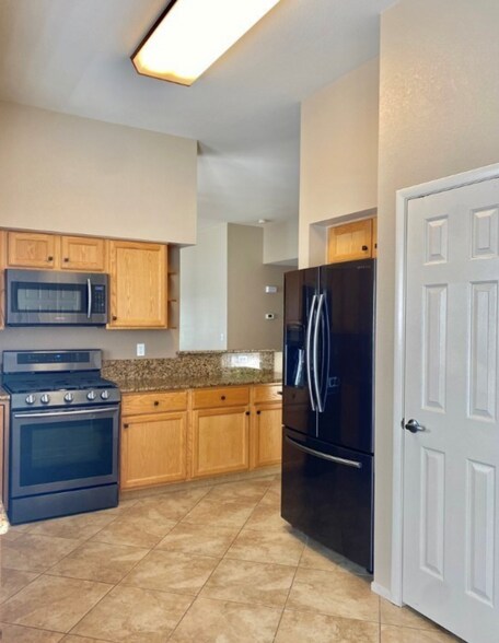 Building Photo - 5441 Cove Point Dr