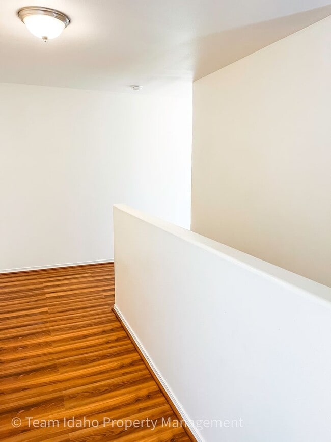 Building Photo - Beautiful 4 bedroom 3 bath townhouse w/att...