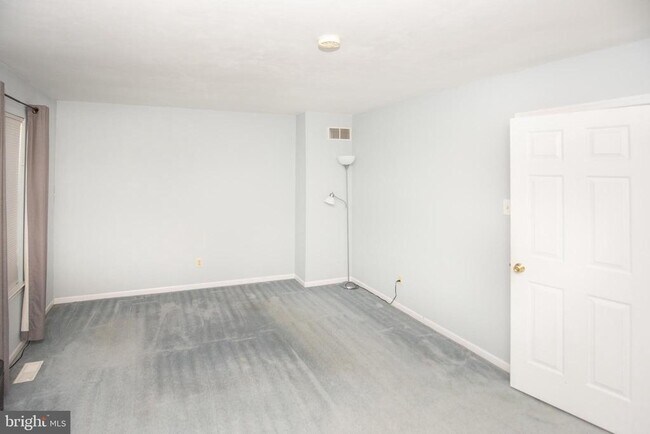 Building Photo - 652 Longwood Rd
