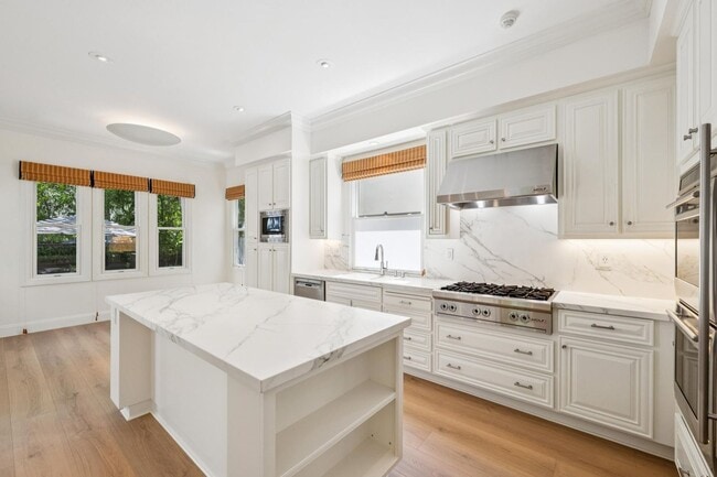 Building Photo - Luxurious Home in Downtown Palo Alto Available Now