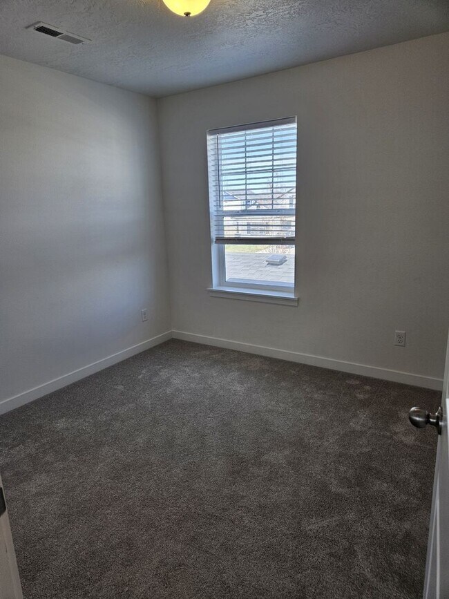 Building Photo - Welcome to this spacious 4 bedroom, 3 bathroom home located in Caldwell, ID.