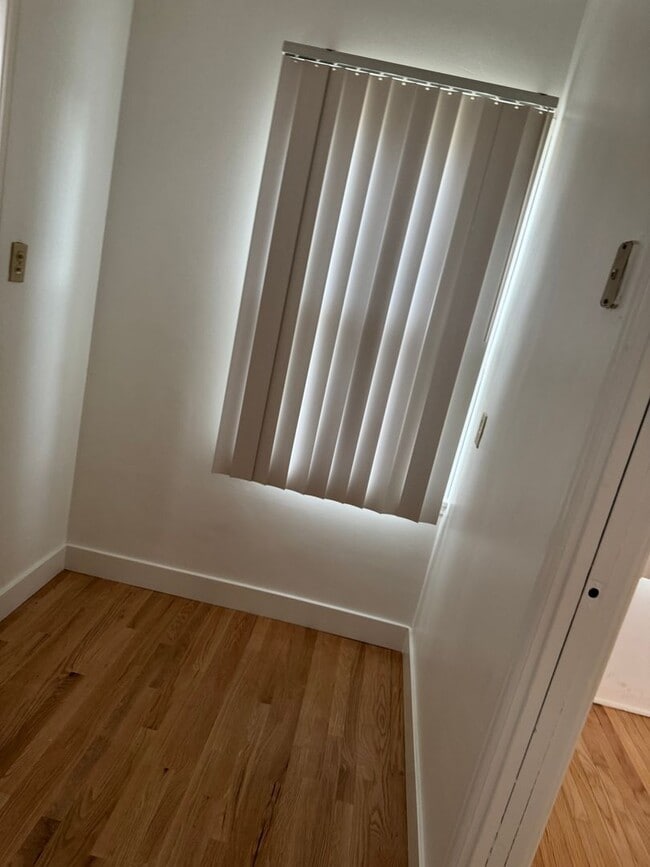 Building Photo - COMPLETELY REMODELLED 1 BEDROOM DUPLEX FOR LEASE!