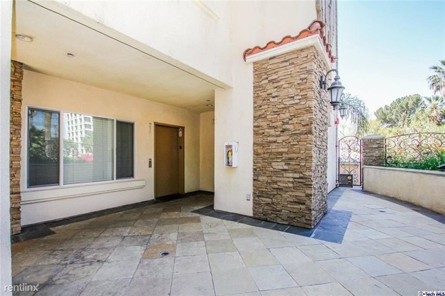 Building Photo - 540 E Angeleno Ave