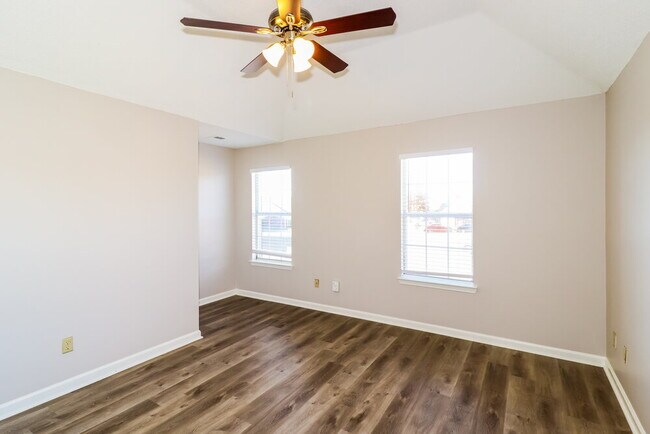 Building Photo - 6997 Luxor Ln