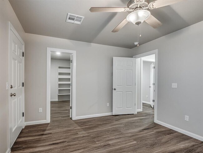 Building Photo - 206 Gray St