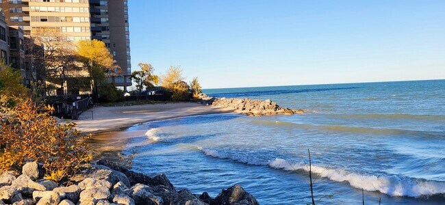 Building Photo - 6157 N Sheridan Rd