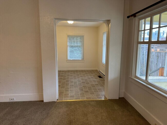 Building Photo - Large 4 bedroom, 1.5 bathroom farm house on River Rd!