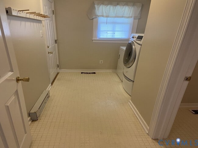 Building Photo - 8161 Dunfee Ln