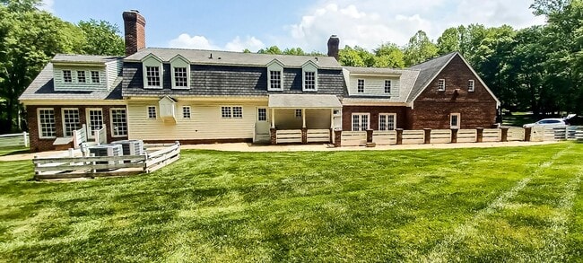 Building Photo - Oversized 4 Bedroom 3.5 Bathroom Home Situ...