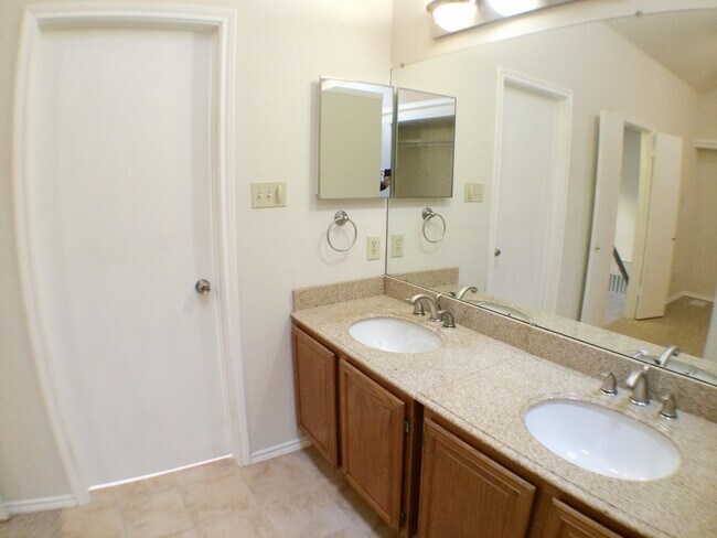 Building Photo - Beautiful 3 Bedroom Condo Overlooking The ...