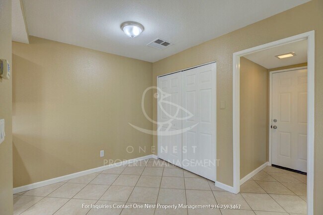 Building Photo - Heart of Roseville, 3 bedroom townhome wit...