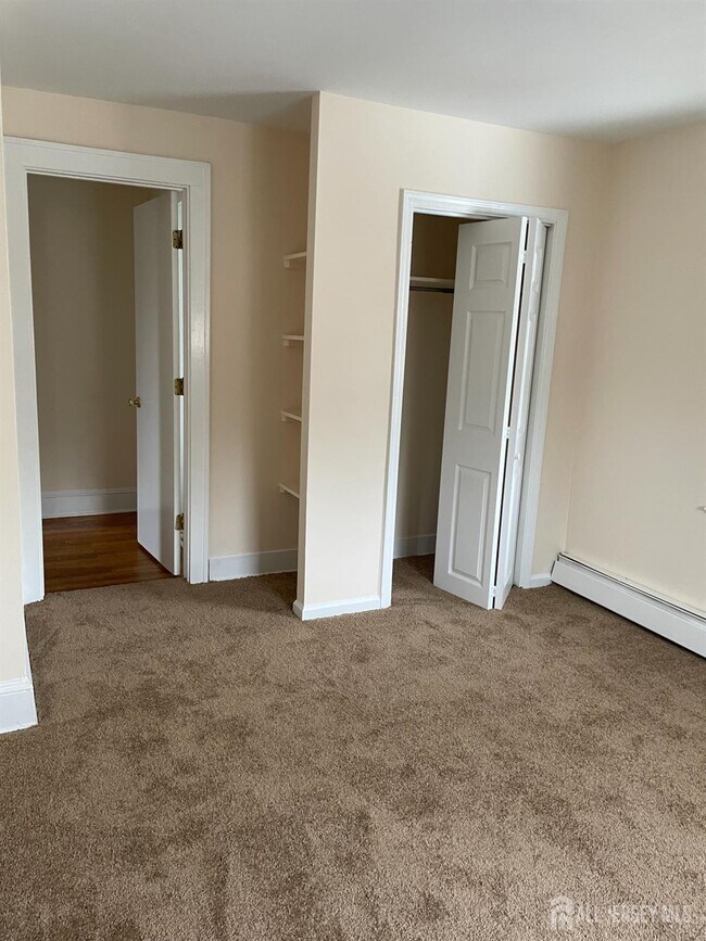 Building Photo - 549 Main St