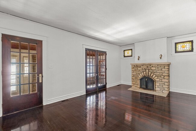 Building Photo - Charming 2+ Bedroom in Shrewsbury – Walkable Neighborhood & Pet-Friendly!