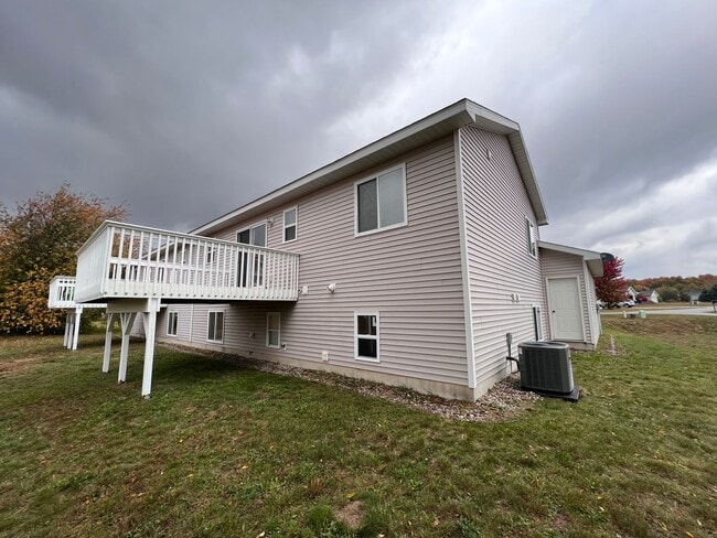 Building Photo - Spacious Split-Level Retreat Just Minutes ...