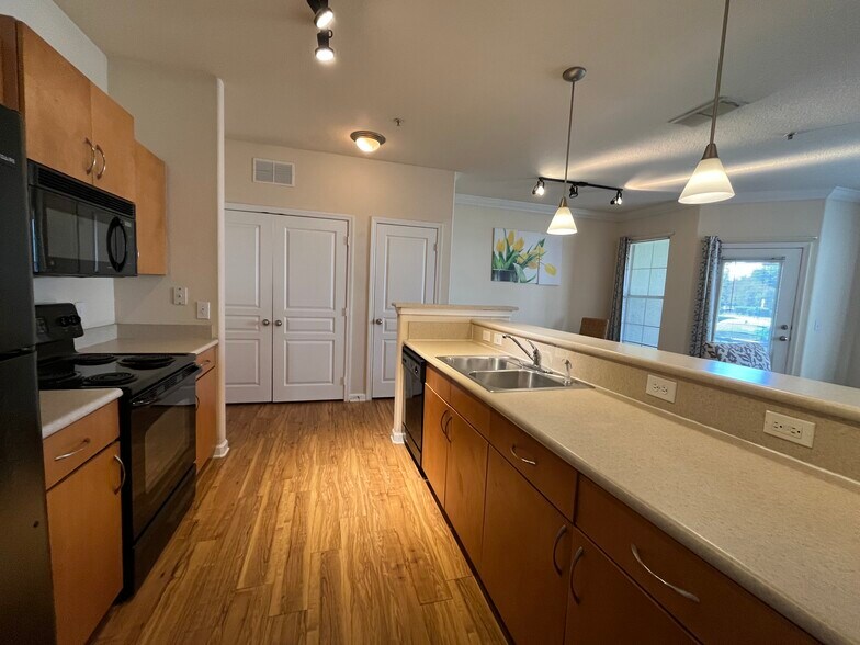 Kitchen - 8290 Gate Pky W