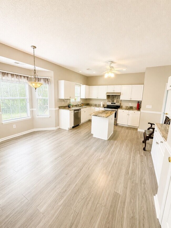 Building Photo - 1525 Clarendon Way