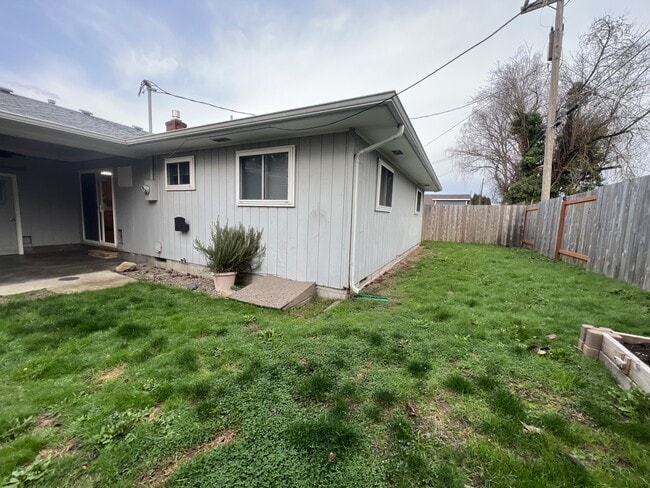 Building Photo - 1345 SE Madison St