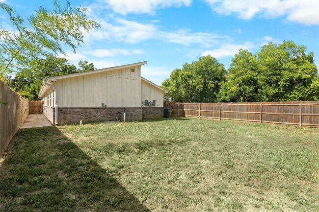 Building Photo - Fully Furnished 2-Bedroom, 2-Bathroom Duplex in Waco