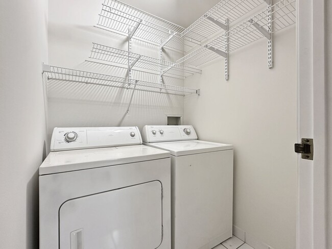 Building Photo - Charming 2-Bedroom Condo in Prime Location...