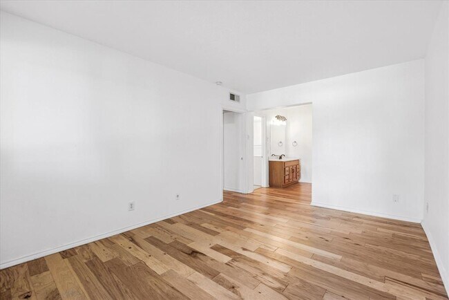 Building Photo - 505 W 7th St