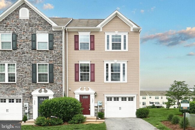 Building Photo - End Unit Townhome in Regents Glen Community!