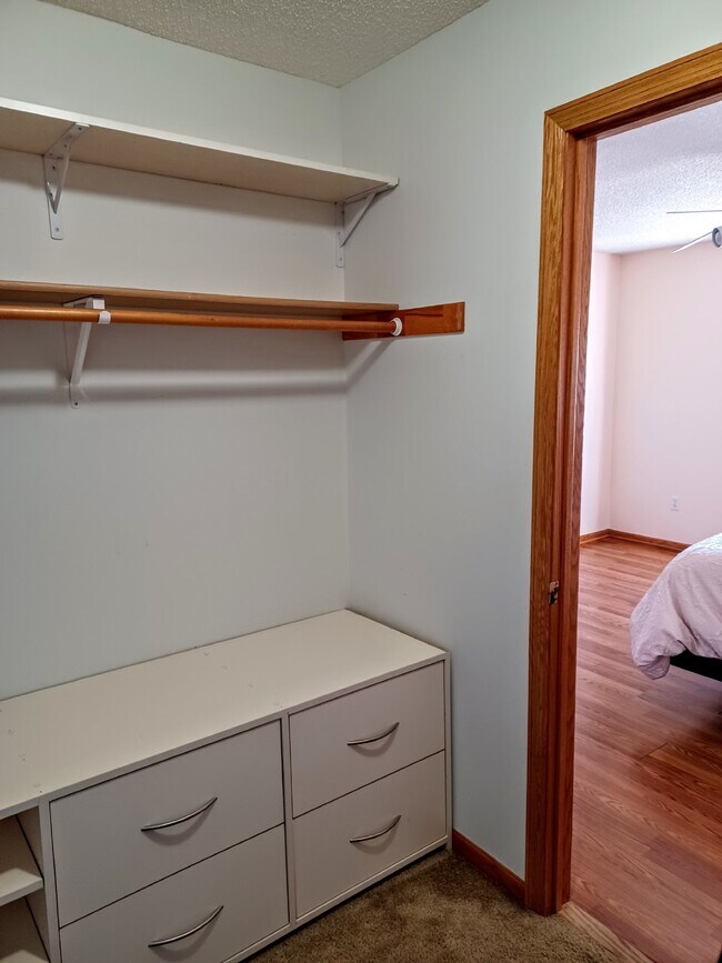 Building Photo - 2 Bedroom 2 Bath End Unit Townhouse - Shakopee